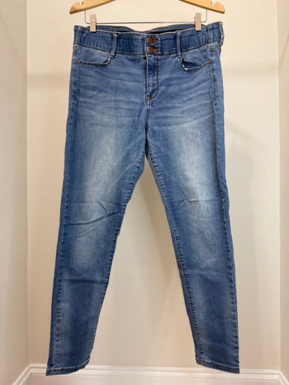APT. 9 Skinny Jeans (Light Wash, Stretch, 28” Inseam) Sz14